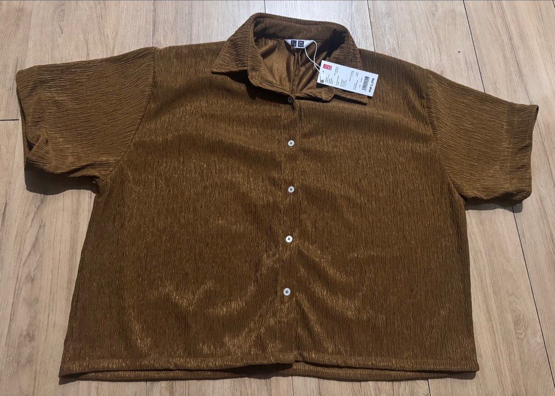 Uniqlo Oversized Textured Shirt (Category: Blouses) located in Quezon City. Submitted by decluttrqueen (Listing ID 1436260165, Image 1). Description: - Uniqlo Oversized Textured Shirt - Color: Brown - Size: L - Features a unique textured fabric - Stylish and comfortable - Perfect for a relaxed look.