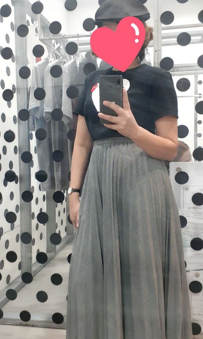 Uniqlo Pleated Maxi Skirt (Category: Skirts) located in Manila. Submitted by heartyblaire (Listing ID 1434935700, Image 3). Description: - Uniqlo gray pleated skirt - Features an elastic waistband for a comfortable fit - Size: Waist 61-64cm - Material: 100% polyester shell, 2% spandex lining, 6% rayon - Made in China.