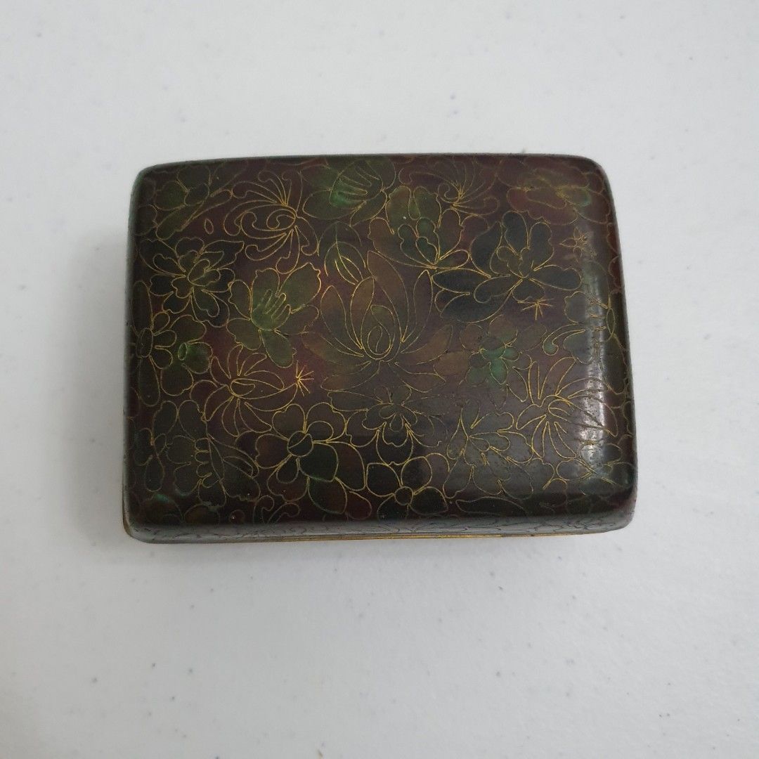 Vintage Floral Enamel Box (Category: Accessory Holder, Box & Organizers) located in Paranaque City. Submitted by cobien (Listing ID 1436284955, Image 2). Description: - Vintage floral enamel box - Rectangular shape - Hinged lid with gold-colored trim - Teal interior - Made of metal - Dimensions: Approx. 3.75 x 2.75 x 2 inches.