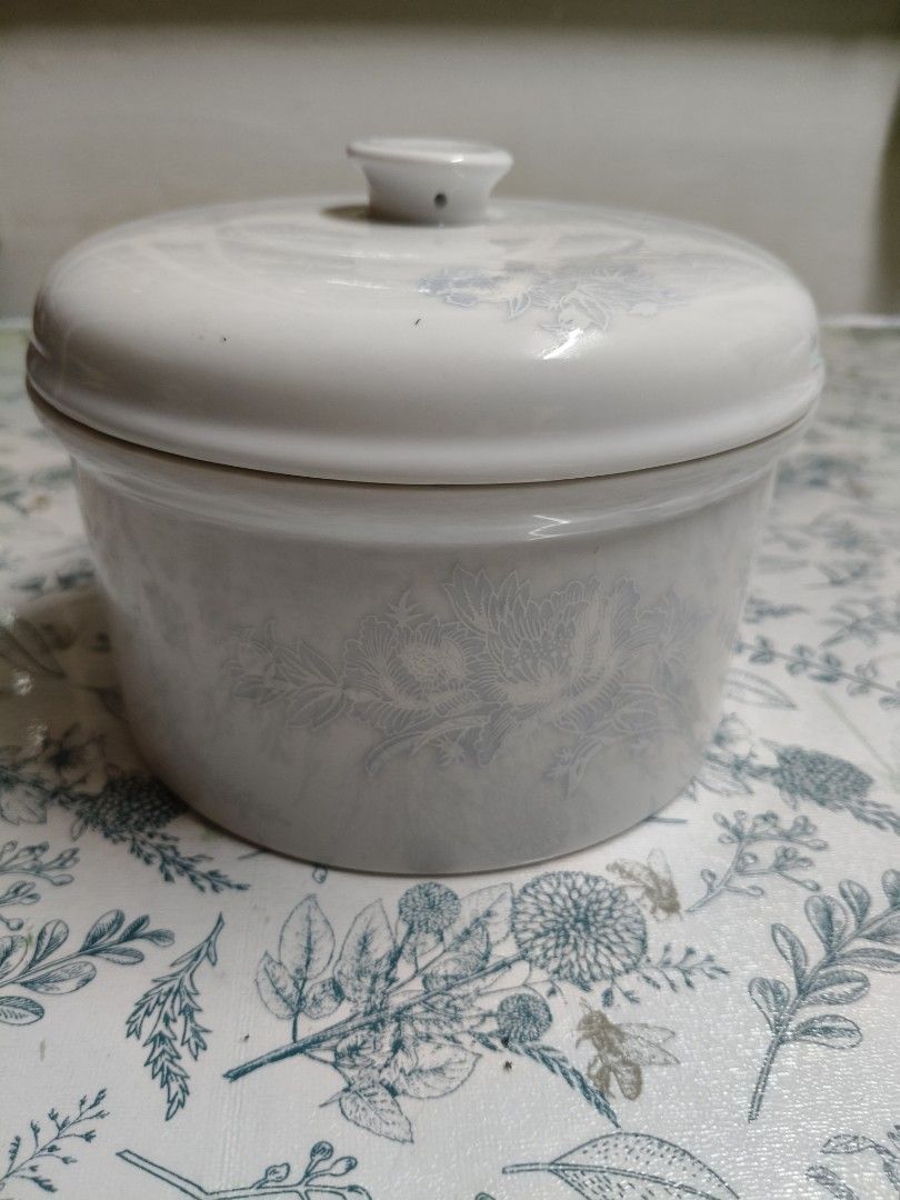 Vintage White Ceramic Casserole Dish with Lid445734580503848960