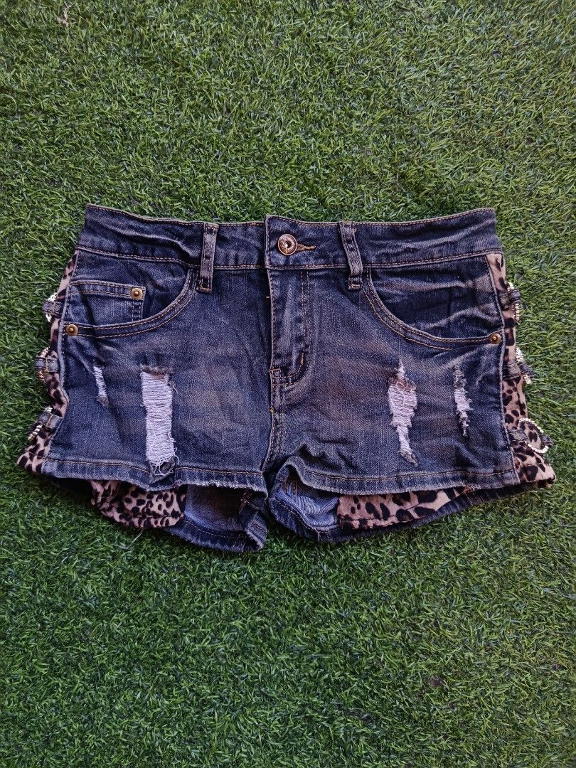 Y2K denim shorts with RINGS (Category: Shorts) located in Davao. Submitted by eve_vintage (Listing ID 1436120820, Image 1). Description: Y2K shorts with Rings🔥 Waist:28 NO ISSUES EXCELLENT CONDITION 350 only .