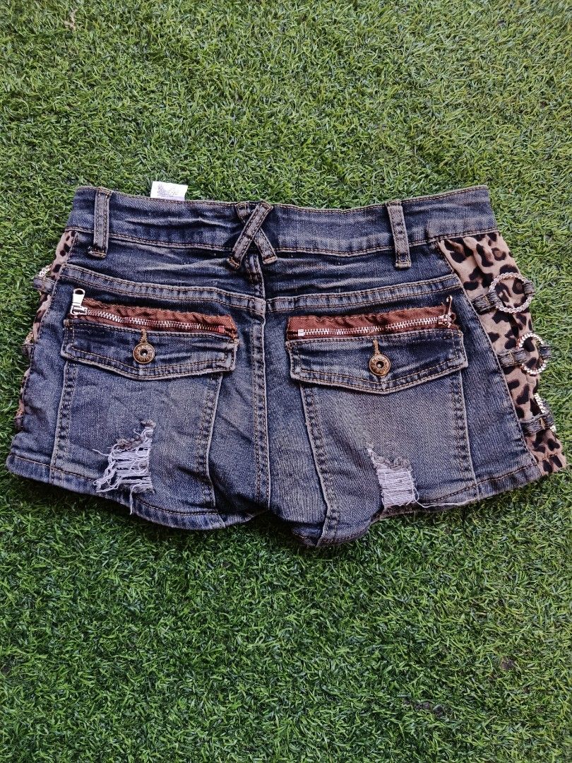 Y2K denim shorts with RINGS (Category: Shorts) located in Davao. Submitted by eve_vintage (Listing ID 1436120820, Image 3). Description: Y2K shorts with Rings🔥 Waist:28 NO ISSUES EXCELLENT CONDITION 350 only .