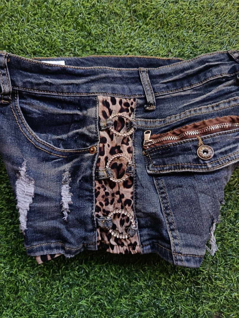 Y2K denim shorts with RINGS (Category: Shorts) located in Davao. Submitted by eve_vintage (Listing ID 1436120820, Image 2). Description: Y2K shorts with Rings🔥 Waist:28 NO ISSUES EXCELLENT CONDITION 350 only .