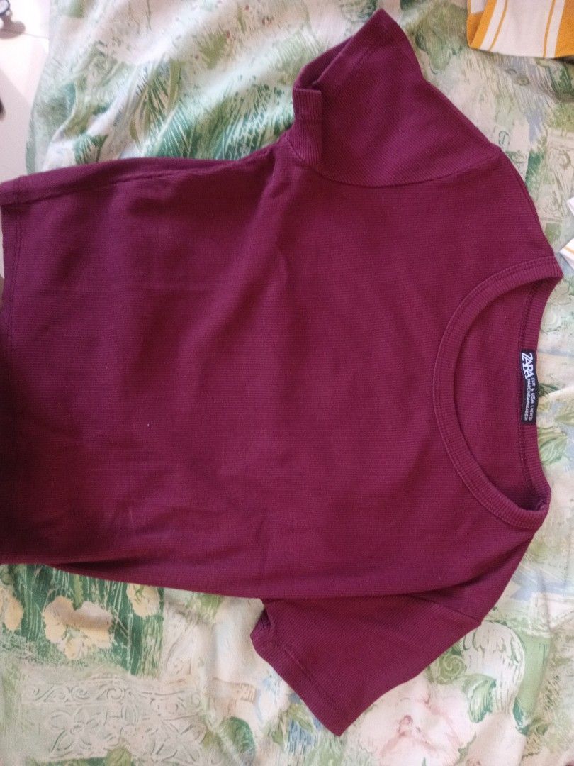Zara Ribbed Crew Neck T-shirt (Category: Shirts) located in San Pedro. Submitted by justeyynski (Listing ID 1436165379, Image 2). Description: - Zara ribbed t-shirt - Size: L - Colors: Burgundy and White - Features: Crew neck - Made in Bangladesh - Perfect for casual outfits bundle price.