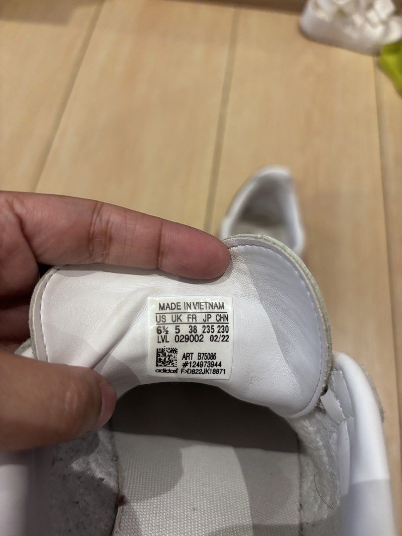 Adidas Samba White Black Sneakers (Category: Sneakers) located in General Trias. Submitted by irncstnd (Listing ID 1436387023, Image 2). Description: - Adidas Samba - White with black stripes - Grey toe cap - Size: US 6.5, UK 5, FR 38, JP 235, CHN 230 - Blue Adidas logo on tongue - Made in Vietnam - Model: B75886 Wala na pong box naitapon na. MOP: Gcash/Bank Transfer Sf shoulder by the buyer..