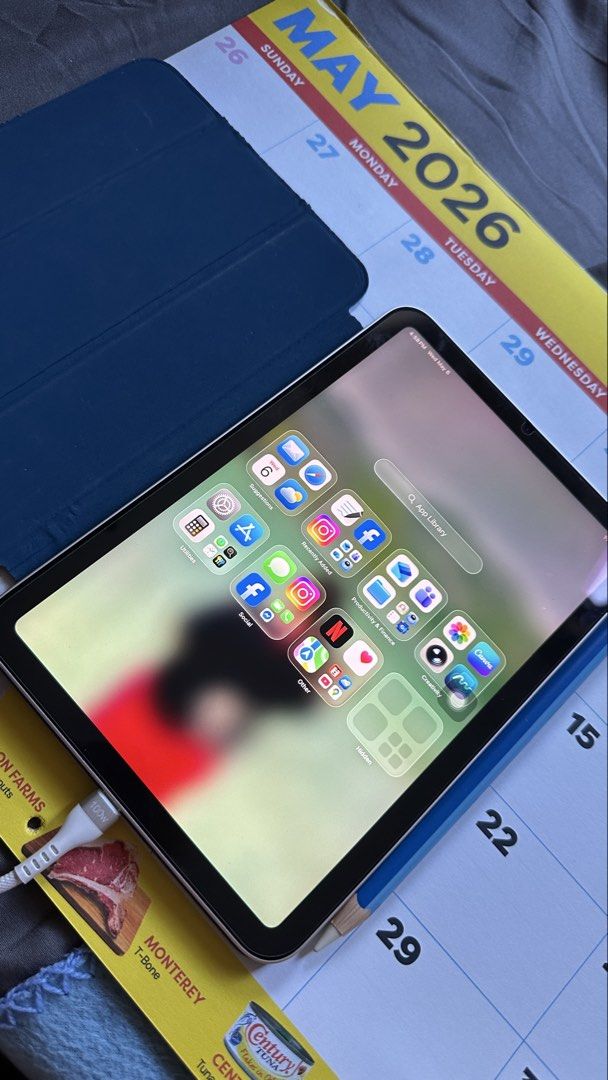 Apple iPad mini 6 64 gb (Category: iPad) located in Muntinlupa City. Submitted by clairebobot (Listing ID 1436374002, Image 2). Description: - Gold Apple iPad - Screen displays social media and streaming apps - Includes blue cover - Comes with charger - comes with apple pencil.