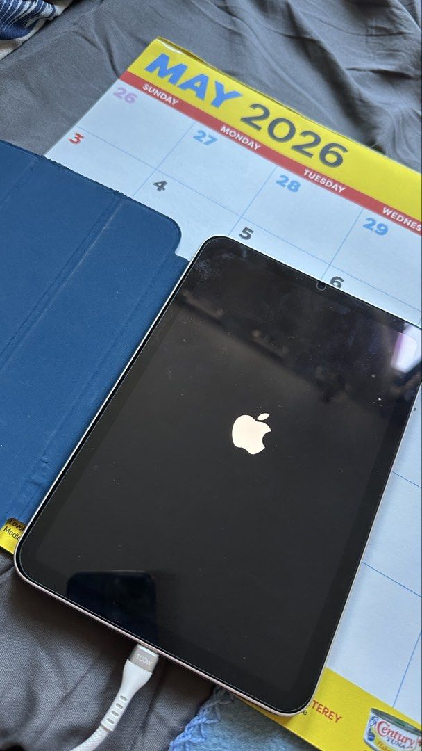 Apple iPad mini 6 64 gb (Category: iPad) located in Muntinlupa City. Submitted by clairebobot (Listing ID 1436374002, Image 3). Description: - Gold Apple iPad - Screen displays social media and streaming apps - Includes blue cover - Comes with charger - comes with apple pencil.