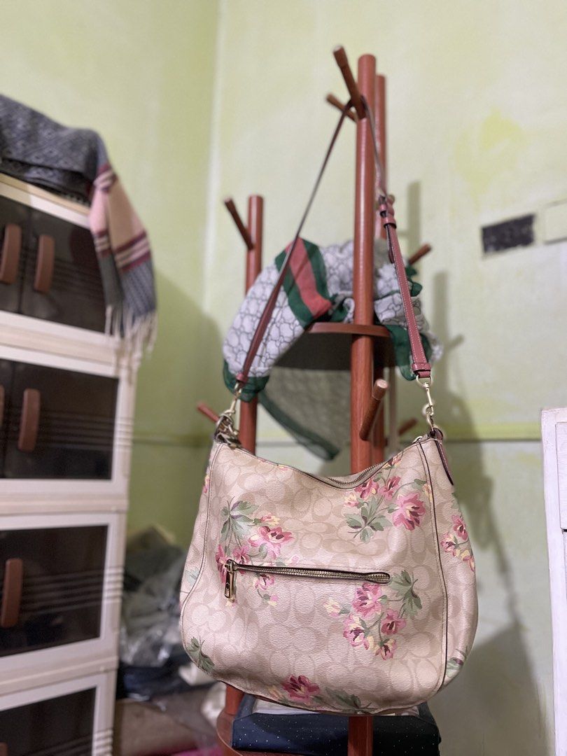 Preloved Authentic Coach Elle Hobo with Lily Print (Category: Cross-body Bags) located in Manila. Submitted by xaj24298 (Listing ID 1436470191, Image 2). Description: RUSH SALE NEGOTIABLE SERIOUS BUYERS ONLY Minor scratch in patch inside due to aging of the bag but used only two times.