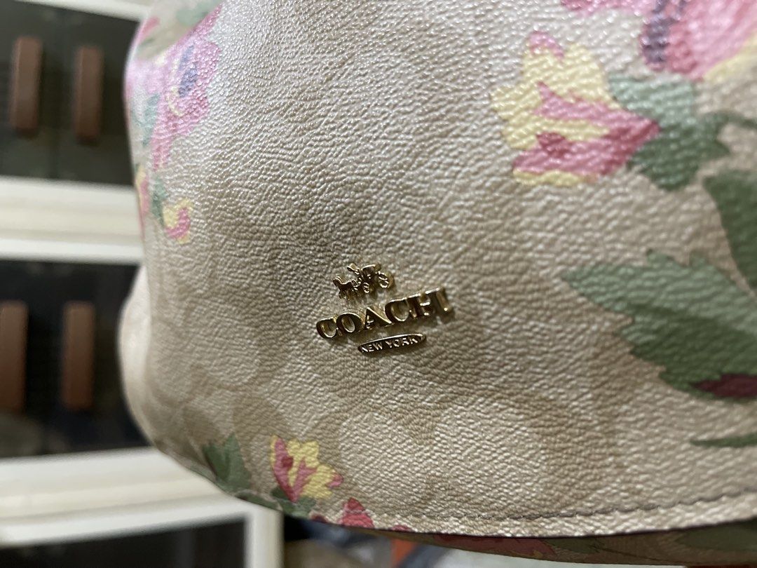 Preloved Authentic Coach Elle Hobo with Lily Print (Category: Cross-body Bags) located in Manila. Submitted by xaj24298 (Listing ID 1436470191, Image 3). Description: RUSH SALE NEGOTIABLE SERIOUS BUYERS ONLY Minor scratch in patch inside due to aging of the bag but used only two times.