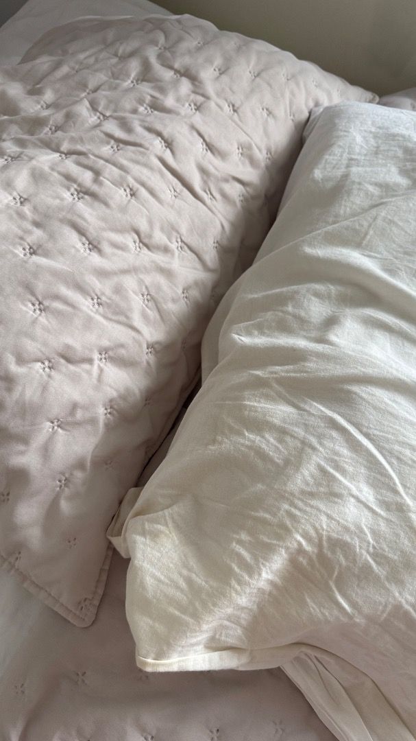 Bed cover and Pillows446617811032494083