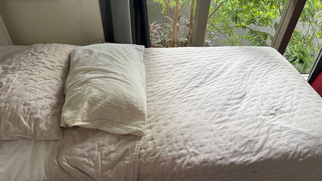 Bed cover and Pillows446617811032494081