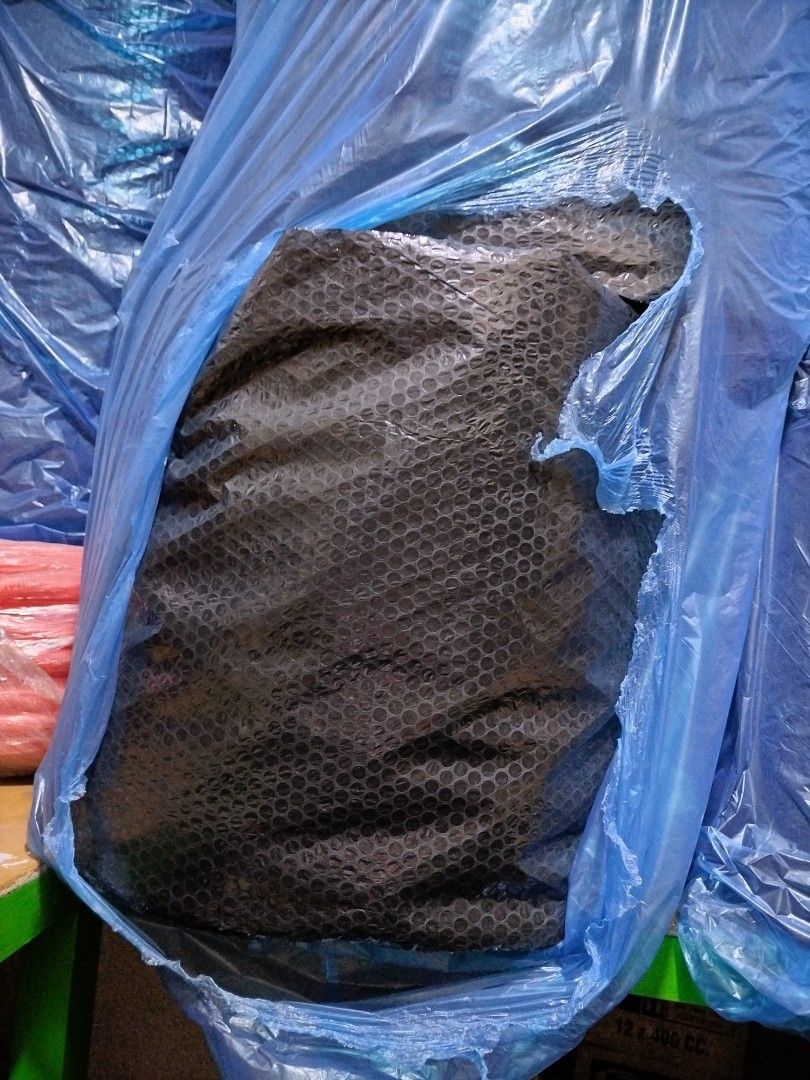 Black Bubble Wrap (Category: Craft Supplies & Tools) located in Manila. Submitted by kulitzmagicalstore (Listing ID 1436469076, Image 1). Description: - Black bubble wrap - Honeycomb pattern - Suitable for shipping and storage - Comes in a blue plastic bag.