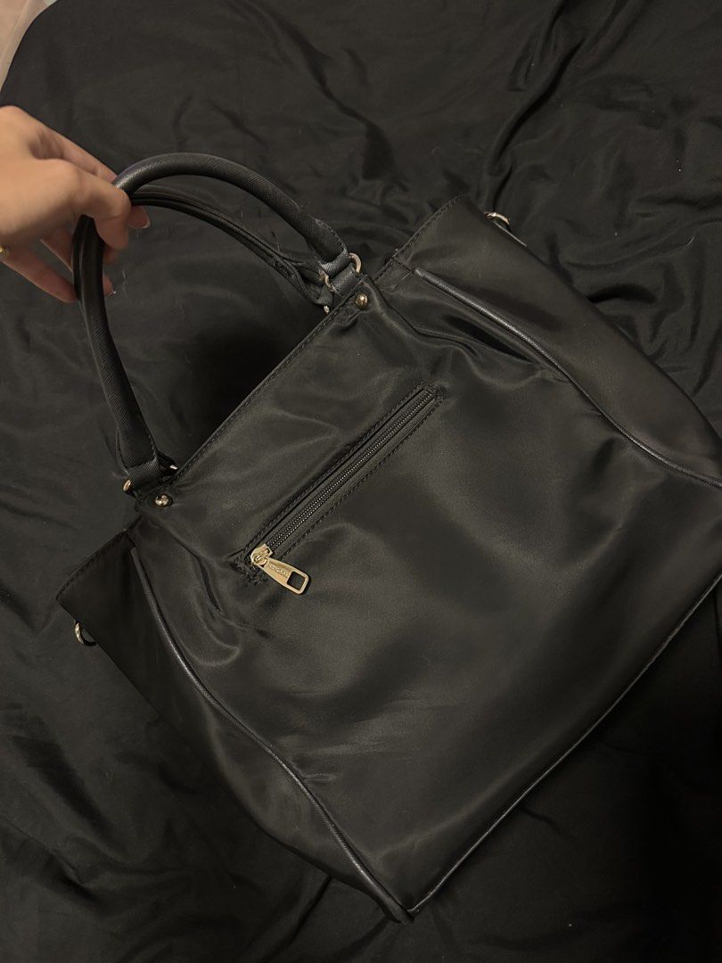 Black Shoulder Bag (Category: Shoulder Bags) located in Baguio. Submitted by asianbratzgemz (Listing ID 1436408568, Image 3). Description: good for school!! no issues working zippers convenient spaces ♡ gcash mop only ♡ baguio based.