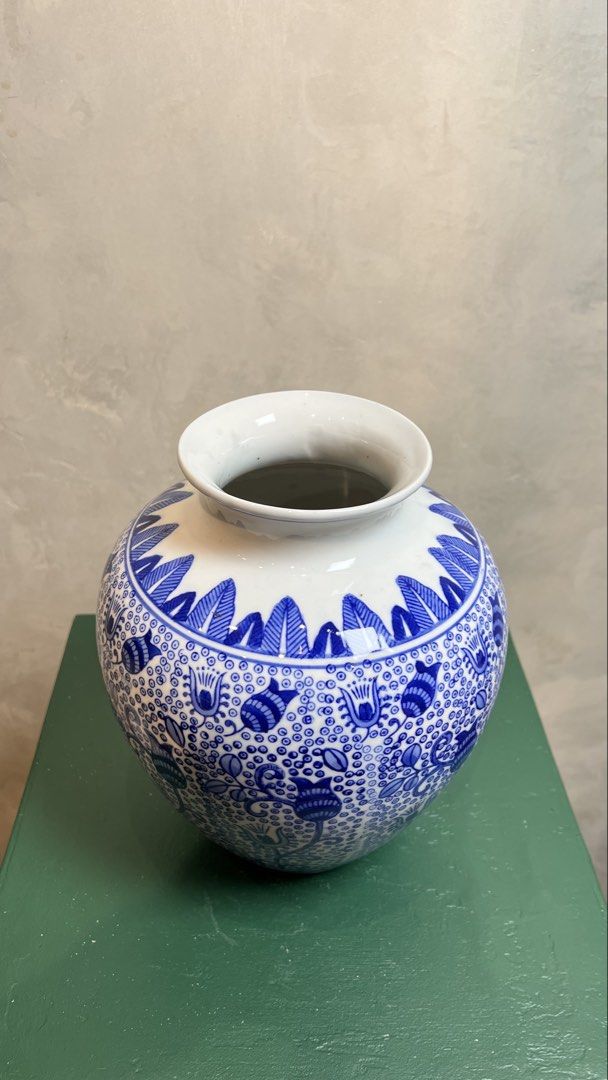 Blue and White Porcelain Vase (Category: Vases & Decorative Bowls) located in Quezon City. Submitted by g_camp (Listing ID 1436310786, Image 2). Description: Porcelain Vase with floral patterns Dimensions: 8 inches diameter x 9.5 inches height Owned since 1999 .