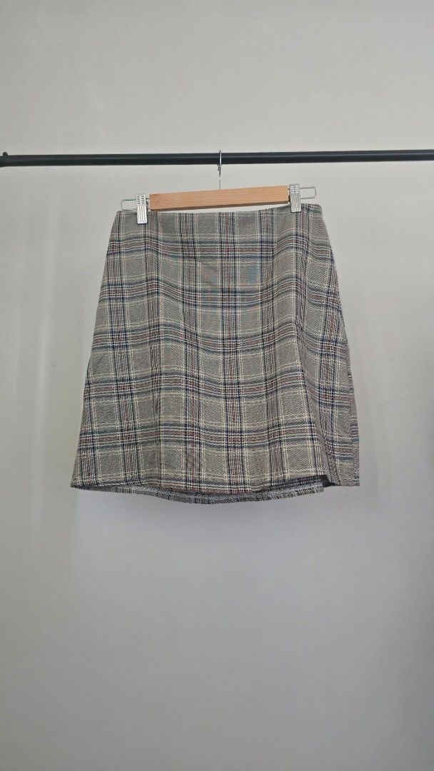 Brown Plaid Mini Skirt (Category: Skirts) located in Paranaque City. Submitted by caaands (Listing ID 1436386305, Image 1). Description: - Mini skirt - Brown classic plaid pattern - With inner lining - With back zipper.