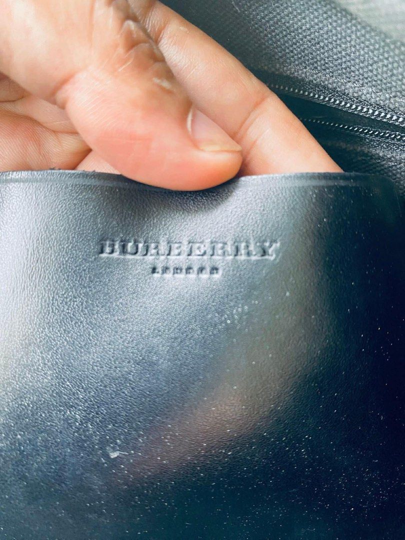 Burberry handbag (Category: Luxury Bags & Wallets) located in Oroquieta. Submitted by quickforest_8a519b (Listing ID 1436407029, Image 2). Description: medium to large ykk zip with reciept .