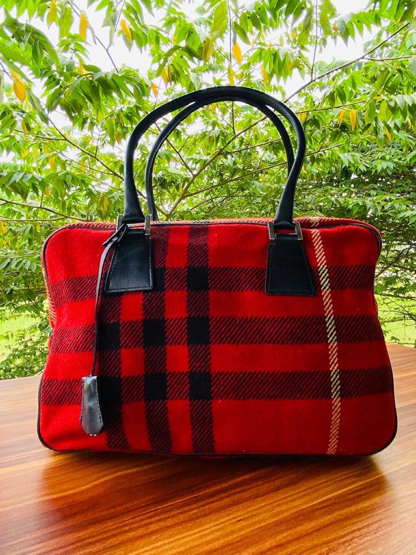 Burberry handbag (Category: Luxury Bags & Wallets) located in Oroquieta. Submitted by quickforest_8a519b (Listing ID 1436407029, Image 1). Description: medium to large ykk zip with reciept .