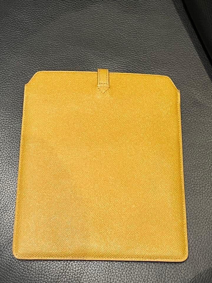 Burberry Tablet Sleeve (Category: Laptop Bags & Sleeves) located in Makati City. Submitted by aiahscloset (Listing ID 1436412981, Image 2). Description: - Genuine Burberry tablet sleeve - Mustard yellow color - Secure tab closure - Burberry logo detail - Crafted from leather - Designed for tablets.