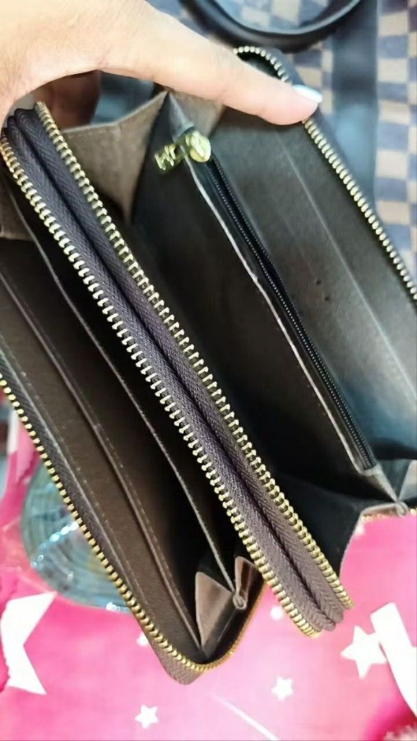 Checkered Handbag and Wallet Set (Category: Luxury Bags & Wallets) located in Cavite. Submitted by cheleshops (Listing ID 1436379780, Image 2). Description: For Sale!!! LV Damier Keepal Long Wallet Negotiable Slightly used Japan source Coded.