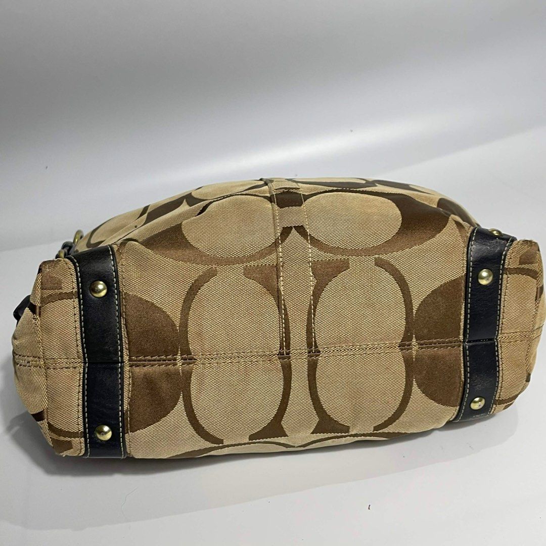 Coach Carly Shoukder Bag Large (Category: Luxury Bags & Wallets) located in Bacolod City. Submitted by tahimikgumalaw1of1 (Listing ID 1436452592, Image 3). Description: Coach Carly Shoukder Bag Large Authentic 4,500.