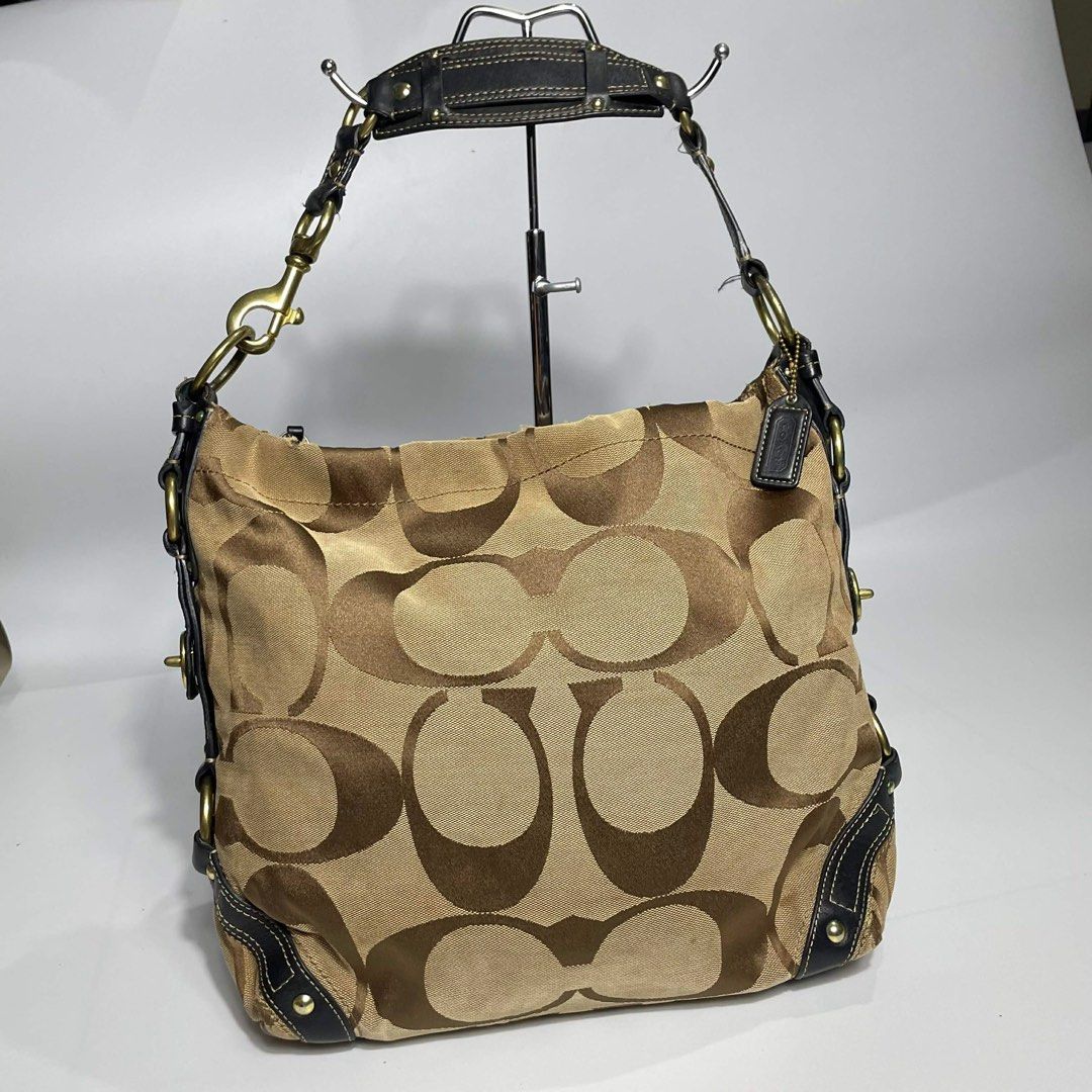 Coach Carly Shoukder Bag Large (Category: Luxury Bags & Wallets) located in Bacolod City. Submitted by tahimikgumalaw1of1 (Listing ID 1436452592, Image 1). Description: Coach Carly Shoukder Bag Large Authentic 4,500.