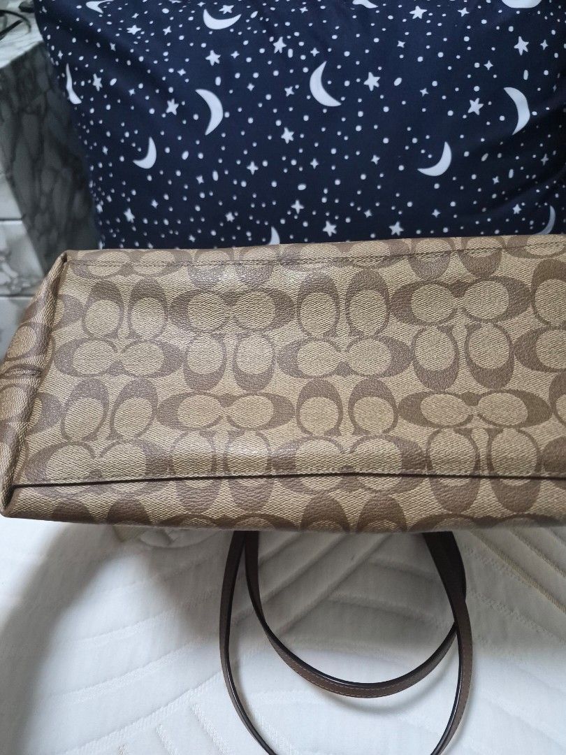 Coach tote bag (Category: Luxury Bags & Wallets) located in Quezon City. Submitted by clariches (Listing ID 1436397211, Image 3). Description: Orig coach tote bag from US balikbayan box mejo nainitin lang sa shipping see pic posted ☺️.
