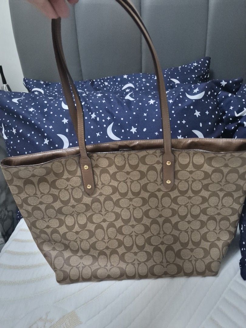 Coach tote bag (Category: Luxury Bags & Wallets) located in Quezon City. Submitted by clariches (Listing ID 1436397211, Image 2). Description: Orig coach tote bag from US balikbayan box mejo nainitin lang sa shipping see pic posted ☺️.