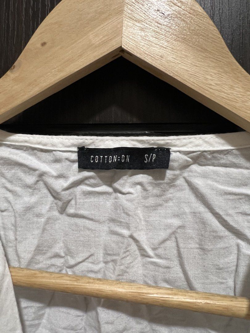 Cotton On White Linen Cropped Top (Category: Blouses) located in Quezon City. Submitted by ccloset.cleanup (Listing ID 1436362900, Image 3). Description: ❌ I WILL NOT REPLY TO LOW BALLERS 📣NO WHEN WORN PHOTOS, since flat-lay measurements are provided 🛵Mode of Delivery: Only Lalamove, Grab, or Angkas *Booking & Shipping fees, booked and shouldered by the Buyer* 💰Mode of Payment: GCash or Bank Transfer (BDO or BPI) *Payment Before Shipping* *No 