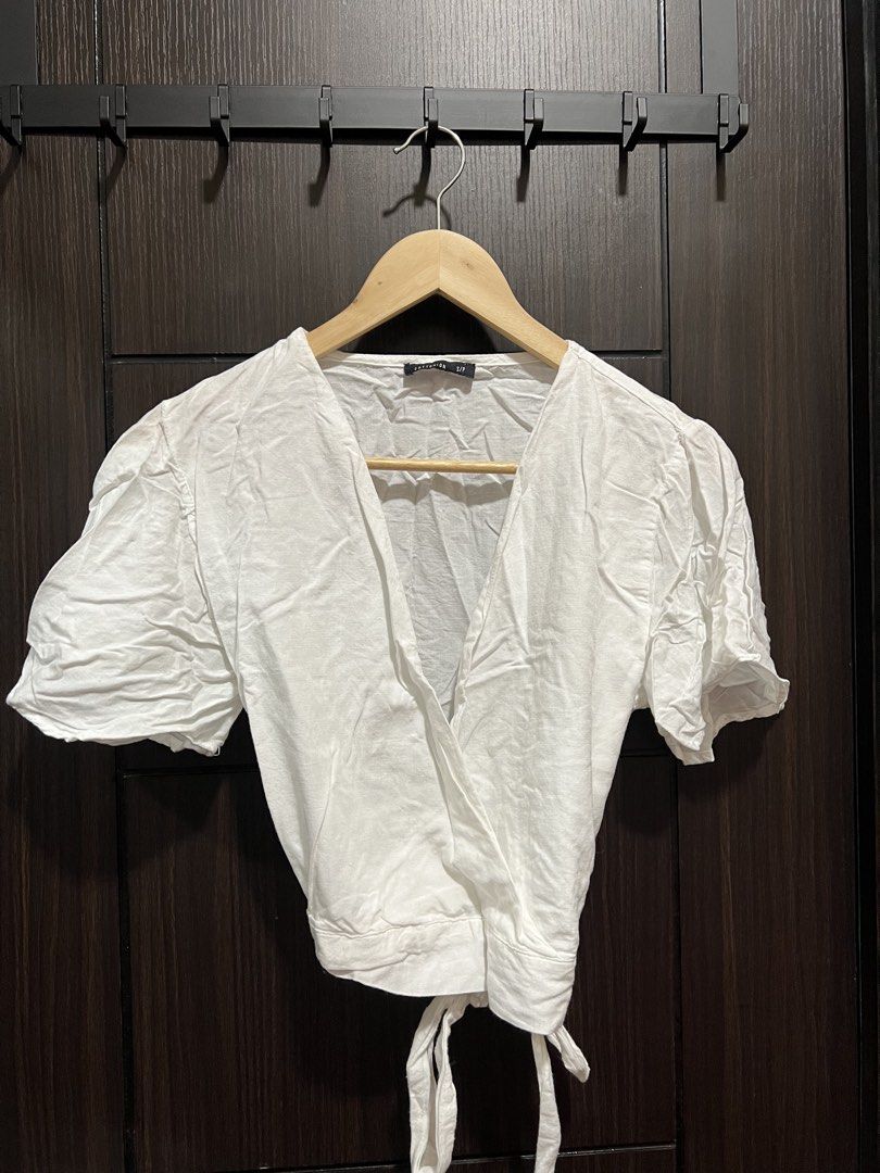 Cotton On White Linen Cropped Top (Category: Blouses) located in Quezon City. Submitted by ccloset.cleanup (Listing ID 1436362900, Image 1). Description: ❌ I WILL NOT REPLY TO LOW BALLERS 📣NO WHEN WORN PHOTOS, since flat-lay measurements are provided 🛵Mode of Delivery: Only Lalamove, Grab, or Angkas *Booking & Shipping fees, booked and shouldered by the Buyer* 💰Mode of Payment: GCash or Bank Transfer (BDO or BPI) *Payment Before Shipping* *No 