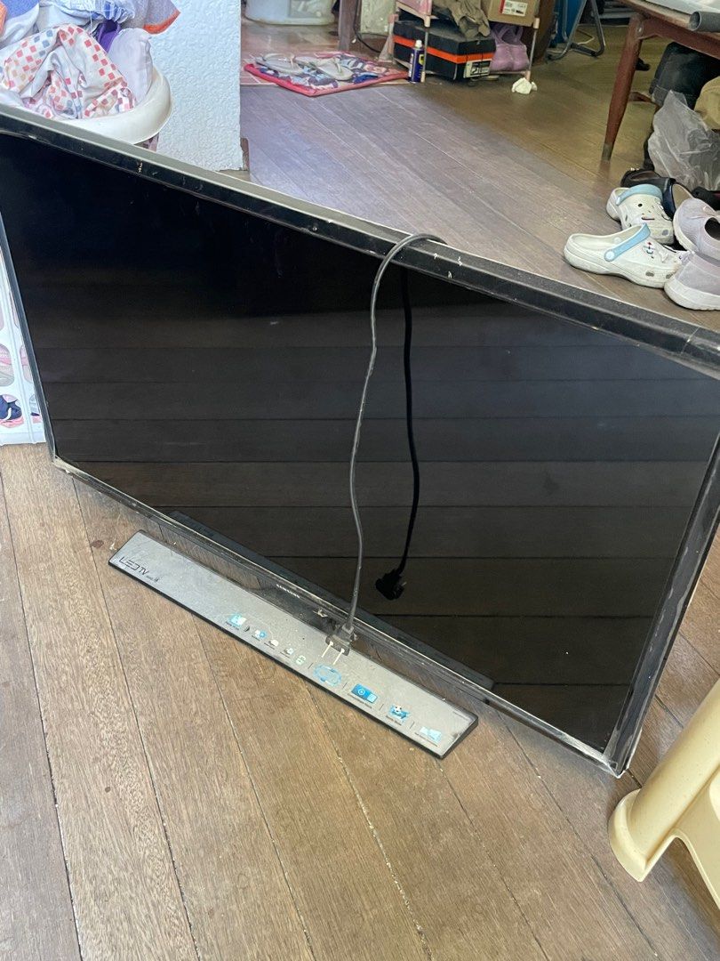 Defective 32” Samsung LED TV (Category: TV) located in Las Pinas. Submitted by gabrielle_anne (Listing ID 1436335961, Image 1). Description: Walang basag pero walang power. Pick up only, Talon Dos Las Piñas.