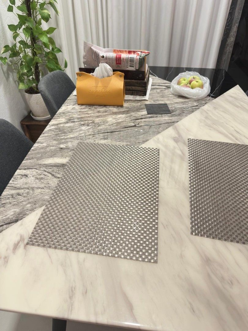 Dining table446835876200468481
