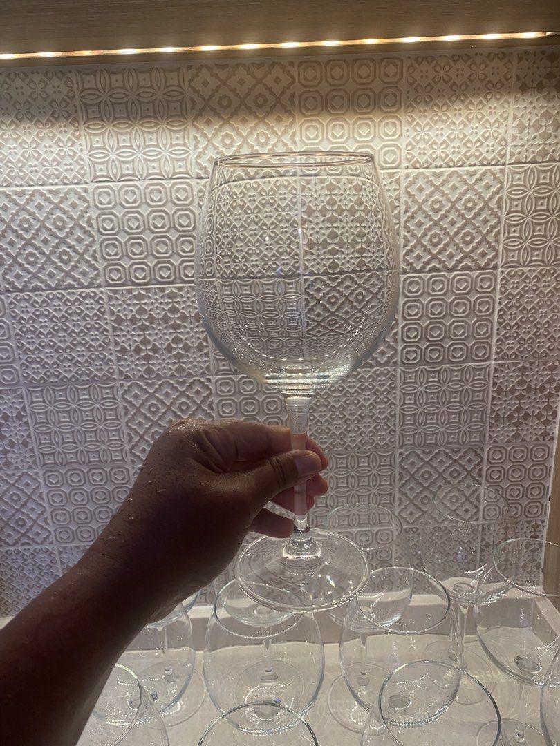 Elegant Wine Glasses446877761473751040