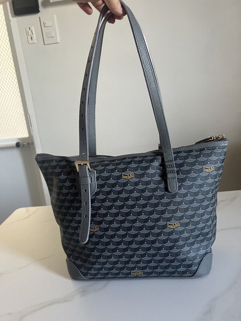 Faure Le Page Daily Battle 27 Zip Bag (Category: Luxury Bags & Wallets) located in Manila. Submitted by cescaventenilla (Listing ID 1435973081, Image 3). Description: - Faure Le Page Daily Battle 27 Zip Bag - Features a steel gray scale canvas and calfskin leather design - Perfect for everyday use - Secure zip closure - Stylish and functional accessory.