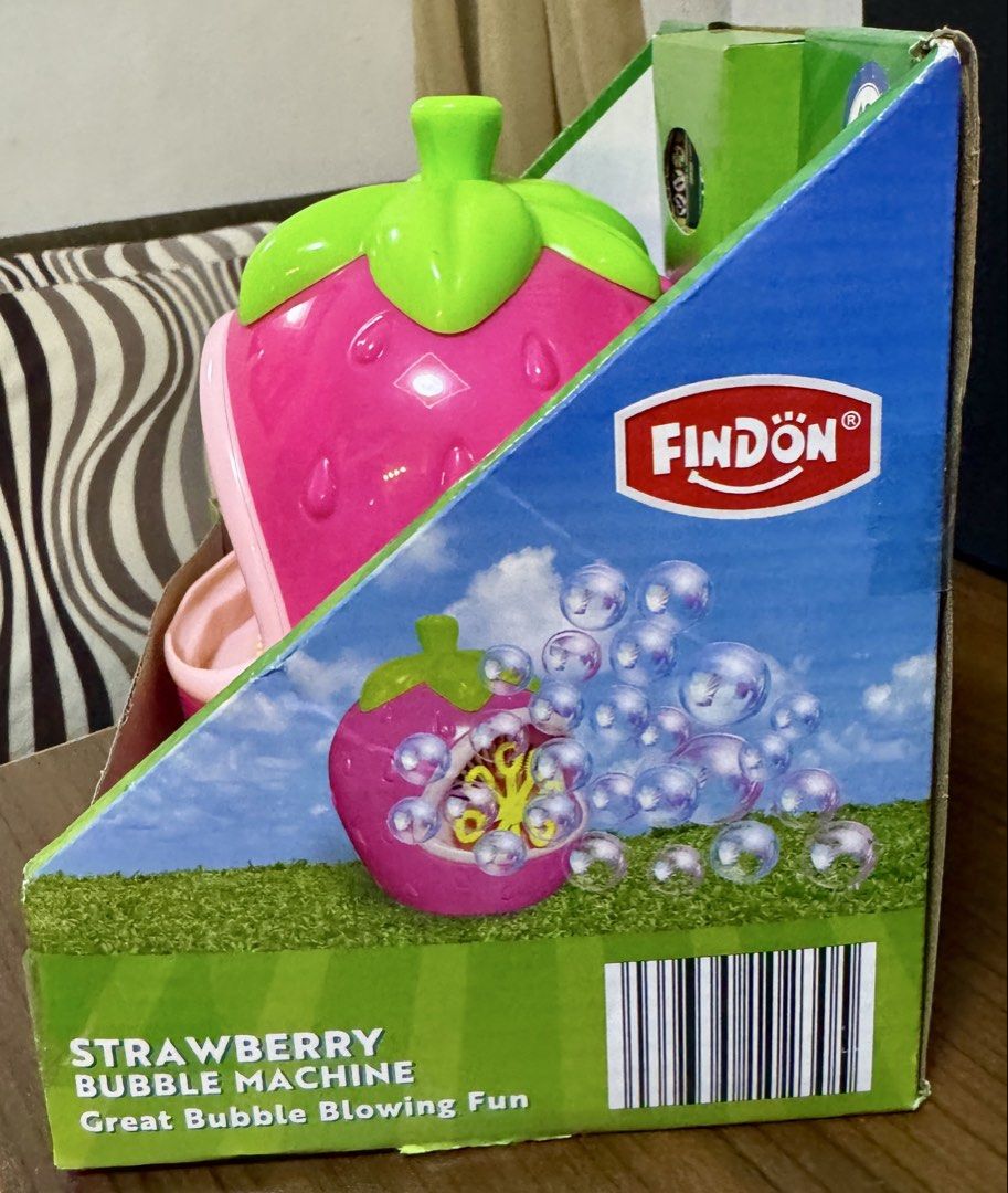Findon Strawberry Bubble Machine (Category: Kids Toys) located in Quezon City. Submitted by kryshnanzyanna (Listing ID 1436302472, Image 2). Description: - Findon Strawberry Bubble Machine - Designed for kids aged 2+ - Strawberry-shaped design - Includes bubble solution - Box shows machine and solution.