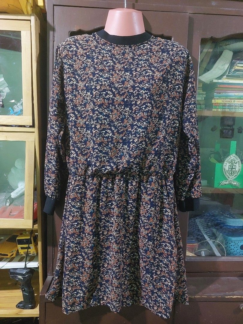 Floral Long Sleeve Dress (Category: Dresses) located in San Juan City. Submitted by misismorena (Listing ID 1436396252, Image 1). Description: - Floral print dress - Long sleeves - Black collar and cuffs - Chiffon Fabric - Gartered waist - Slightly flared skirt - Suitable for various occasions.