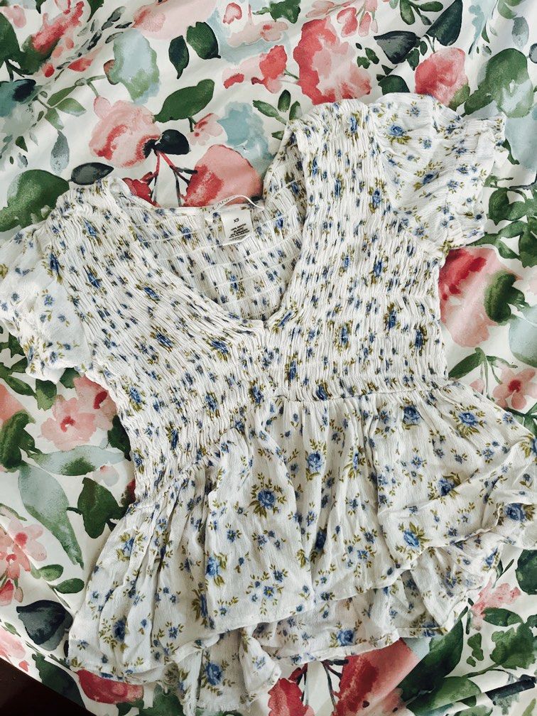 Floral Top (Category: Blouses) located in Manila. Submitted by bronds (Listing ID 1436321360, Image 1). Description: .
