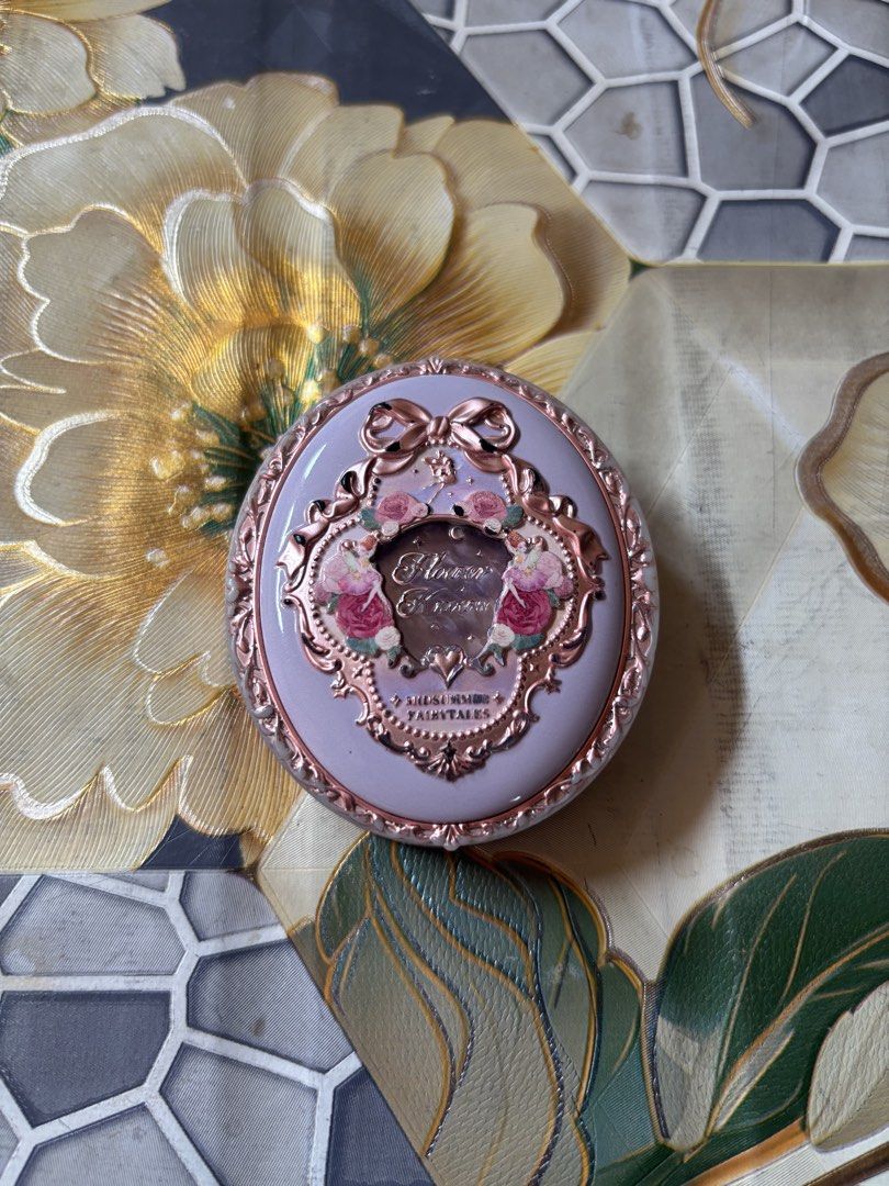 Flower knows midsummer blush with orig box🧚🏻‍♀️ (Category: Makeup) located in Manila. Submitted by _berrydeclutterz (Listing ID 1436348359, Image 1). Description: - Includes a mirror - Features a pink powder blush - Decorative design with bow and floral accents - Shows visible signs of use It has a box, didn’t get to put it in the pic😅 Gcash💗 Jnt Manila loc.