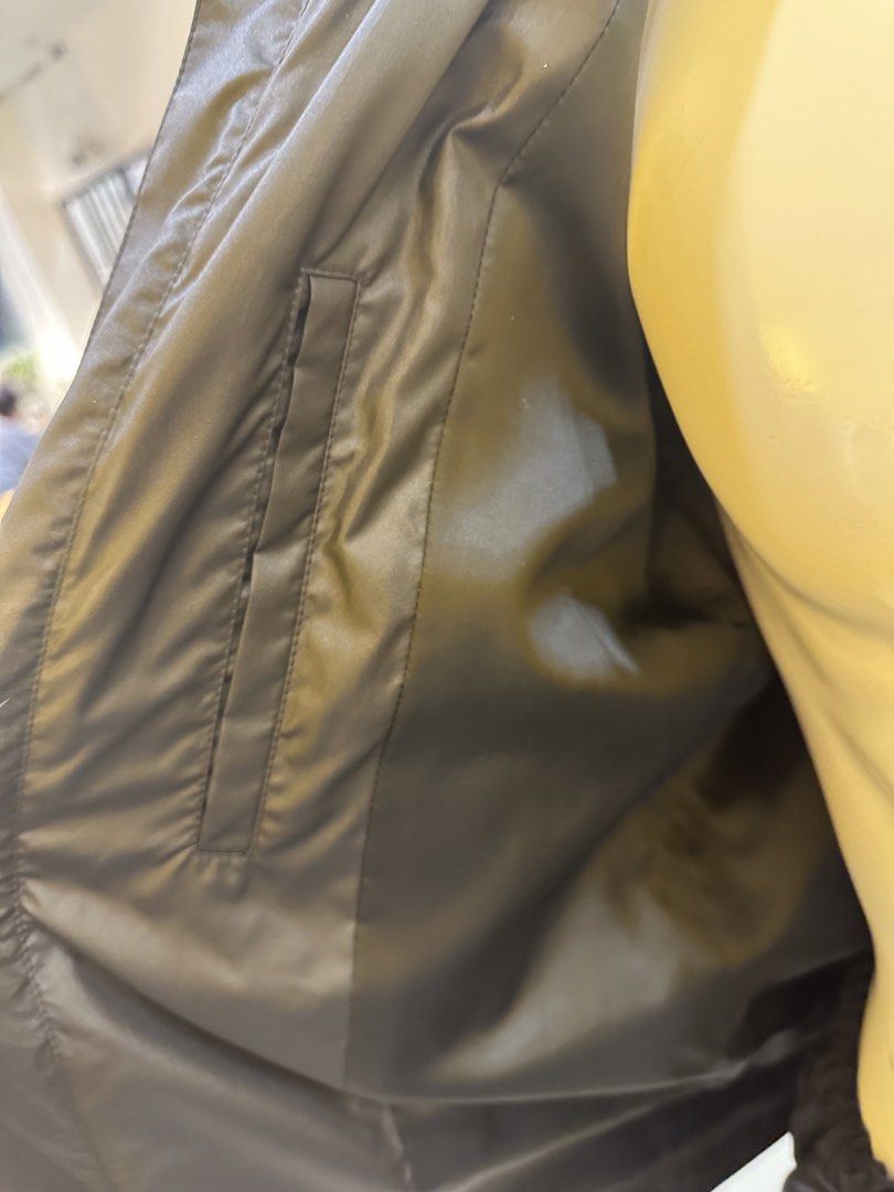 Givenchy jacket （分類：外套及戶外衣服）位於 Hong Kong。 由 preownedluxuryclotheshk 提交（商品編號 1436364239，圖片 3）。簡介： 歡迎光臨 香港東建工廠大廈2樓D 鰂魚涌地鐵站C出口步行2分鐘 正式註冊實體店 預約制。