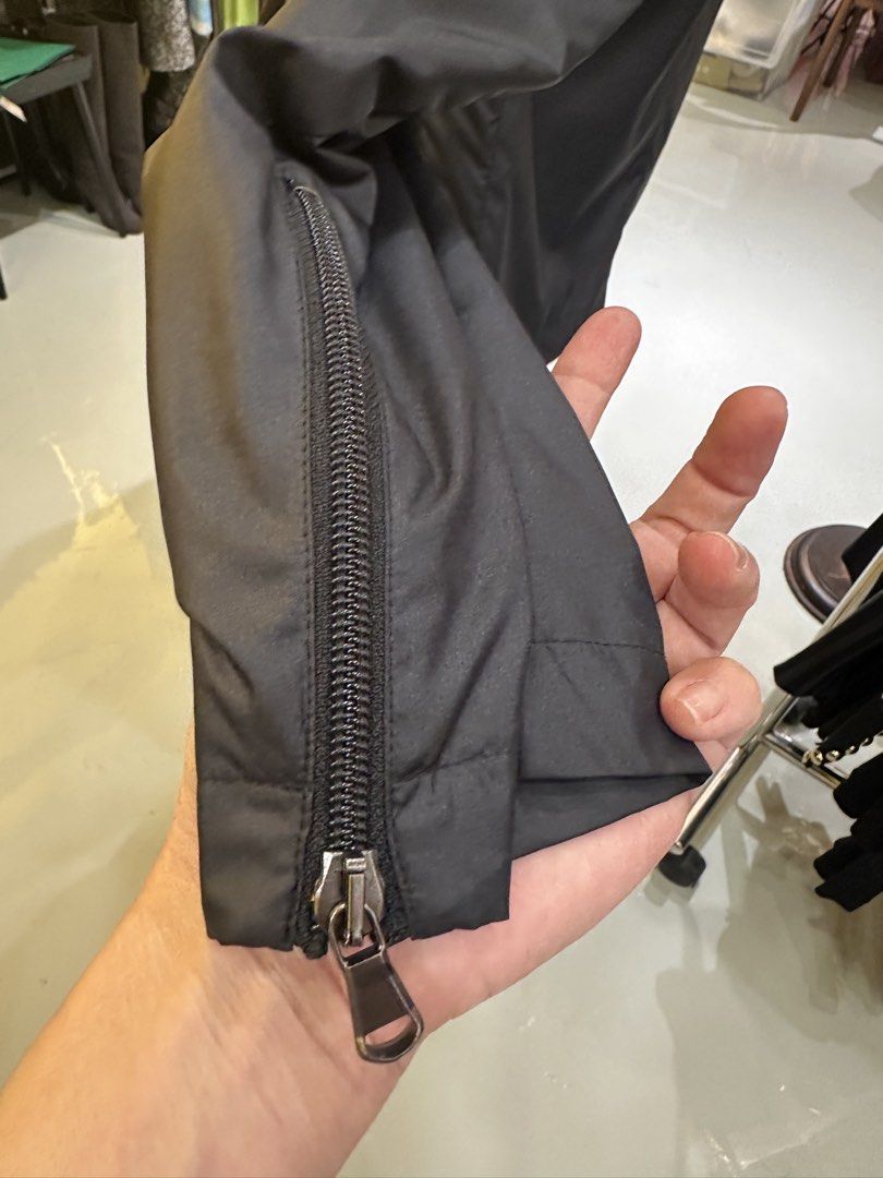 Givenchy jacket （分類：外套及戶外衣服）位於 Hong Kong。 由 preownedluxuryclotheshk 提交（商品編號 1436364239，圖片 6）。簡介： 歡迎光臨 香港東建工廠大廈2樓D 鰂魚涌地鐵站C出口步行2分鐘 正式註冊實體店 預約制。