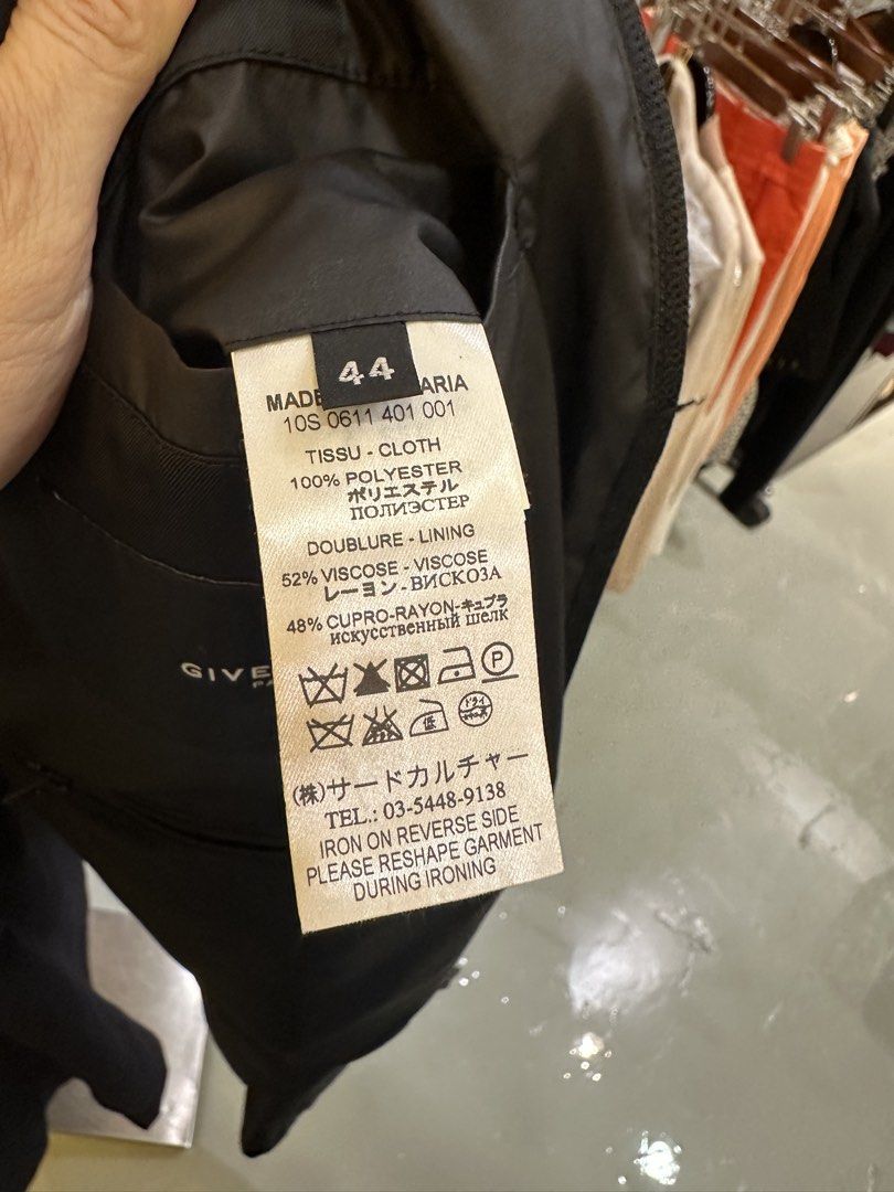 Givenchy jacket （分類：外套及戶外衣服）位於 Hong Kong。 由 preownedluxuryclotheshk 提交（商品編號 1436364239，圖片 8）。簡介： 歡迎光臨 香港東建工廠大廈2樓D 鰂魚涌地鐵站C出口步行2分鐘 正式註冊實體店 預約制。