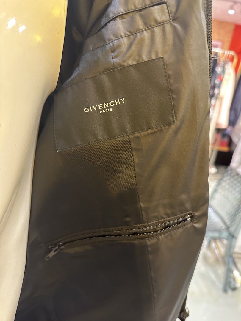Givenchy jacket （分類：外套及戶外衣服）位於 Hong Kong。 由 preownedluxuryclotheshk 提交（商品編號 1436364239，圖片 5）。簡介： 歡迎光臨 香港東建工廠大廈2樓D 鰂魚涌地鐵站C出口步行2分鐘 正式註冊實體店 預約制。