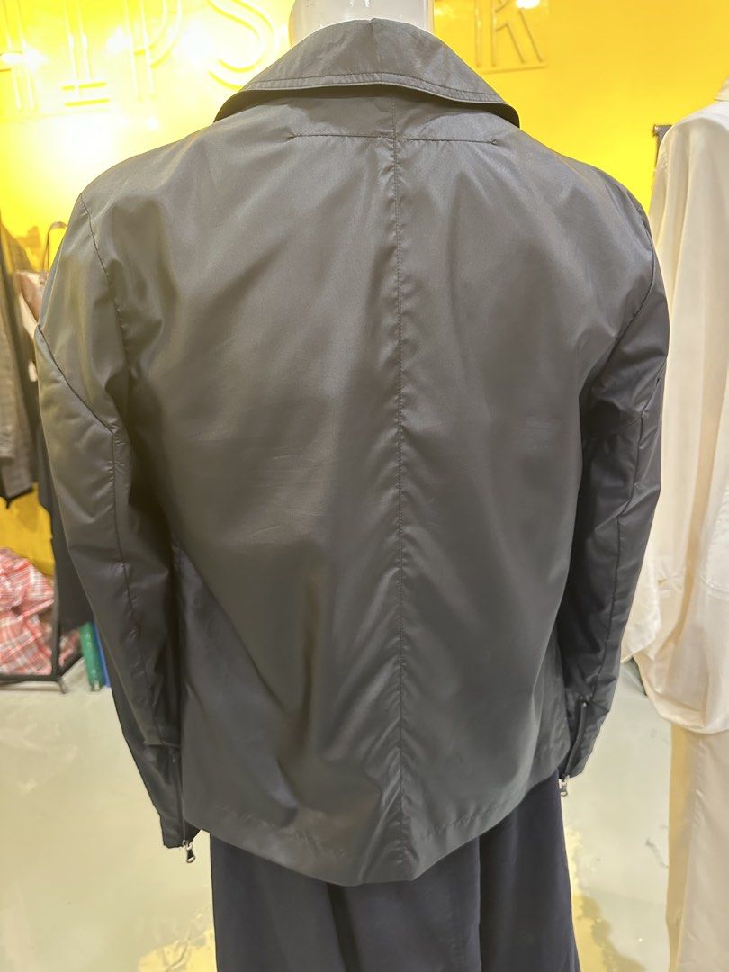 Givenchy jacket （分類：外套及戶外衣服）位於 Hong Kong。 由 preownedluxuryclotheshk 提交（商品編號 1436364239，圖片 7）。簡介： 歡迎光臨 香港東建工廠大廈2樓D 鰂魚涌地鐵站C出口步行2分鐘 正式註冊實體店 預約制。