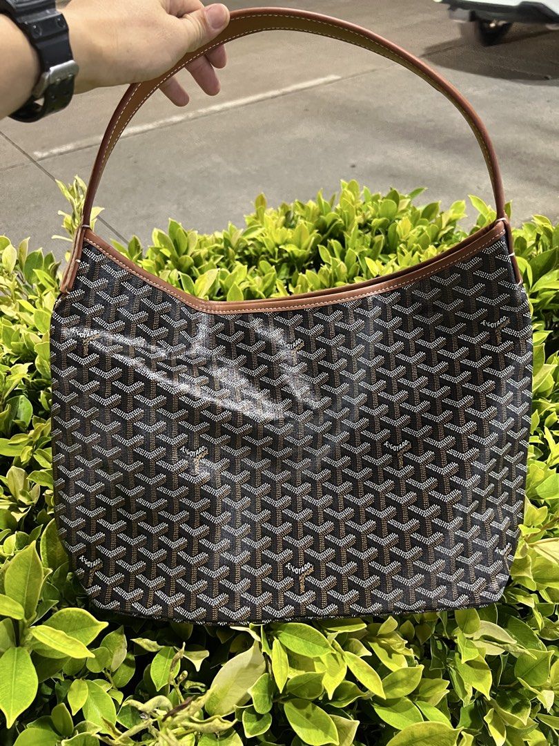 Goyard HoBo (Category: Luxury Bags & Wallets) located in Bacolod City. Submitted by novymae23 (Listing ID 1436356851, Image 1). Description: Goyard Hobo Black Tan Large Rank A No Issue .