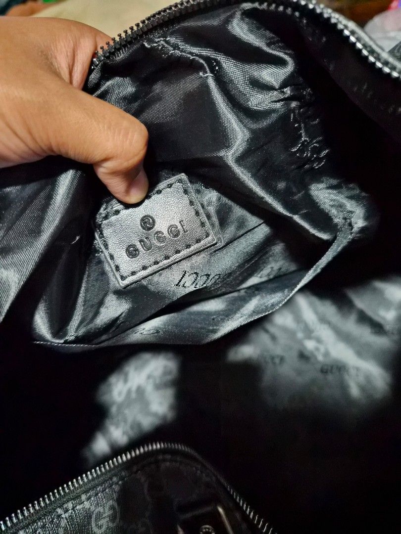 Gucci Snake Print Duffle Bag (Category: Chilled & Frozen Food) located in Mandaue City. Submitted by chuchi152615 (Listing ID 1436325742, Image 3). Description: Gucci duffle bag features a striking snake print design. It has a top handle and a detachable shoulder strap for versatile carrying options. The bag includes a main compartment with a zipper closure and an interior pocket. The bag is adorned with the iconic Gucci logo pattern. The strap h