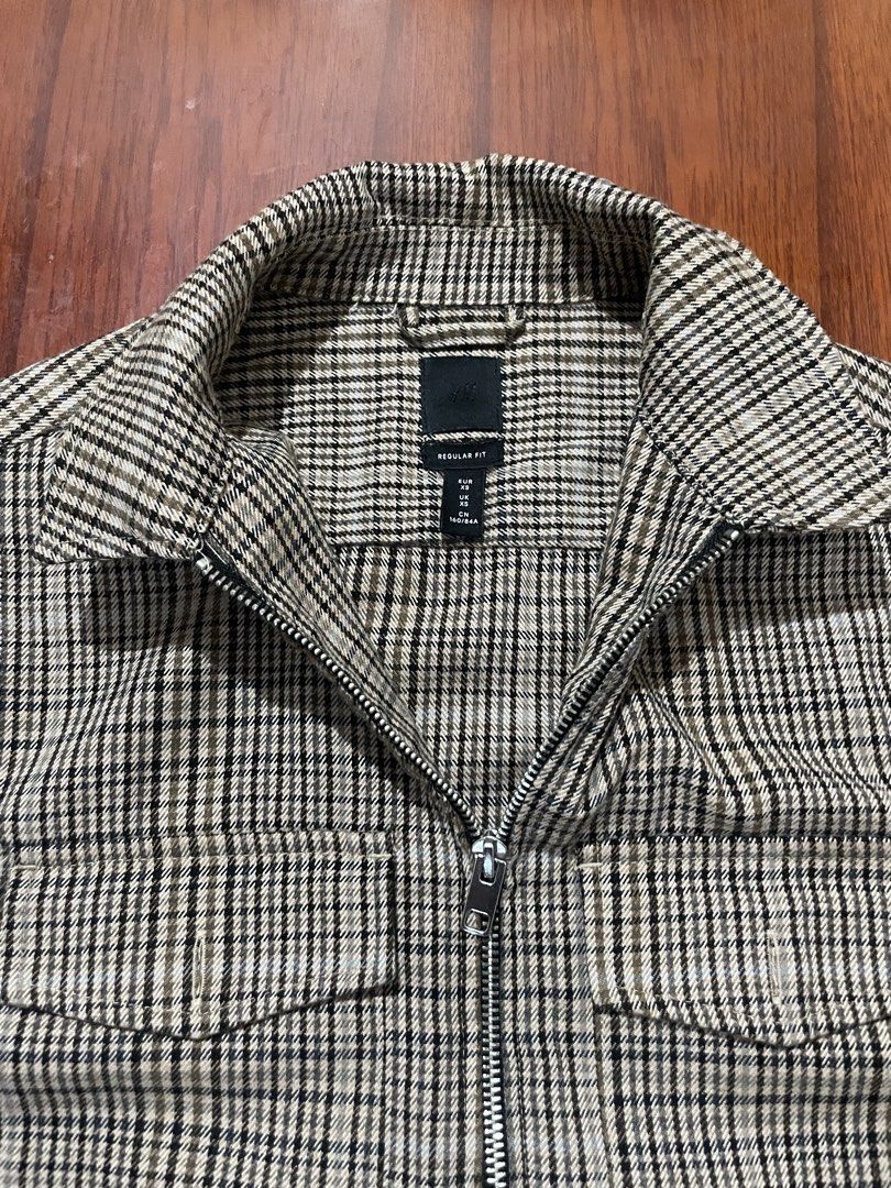 H&M full zip plaid polo longsleeves (Category: Tshirts & Polo Shirts ) located in Cebu City. Submitted by 19cnug98 (Listing ID 1436384268, Image 1). Description: Cebu cityo location Medium best fit 19x25 No flaws.
