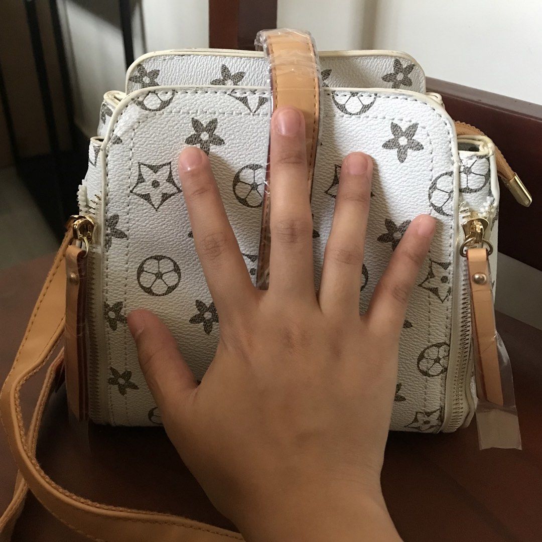 HOW R U White Sling/hand Bag (Category: Cross-body Bags) located in Manila. Submitted by bbeeaa (Listing ID 1436350047, Image 2). Description: .