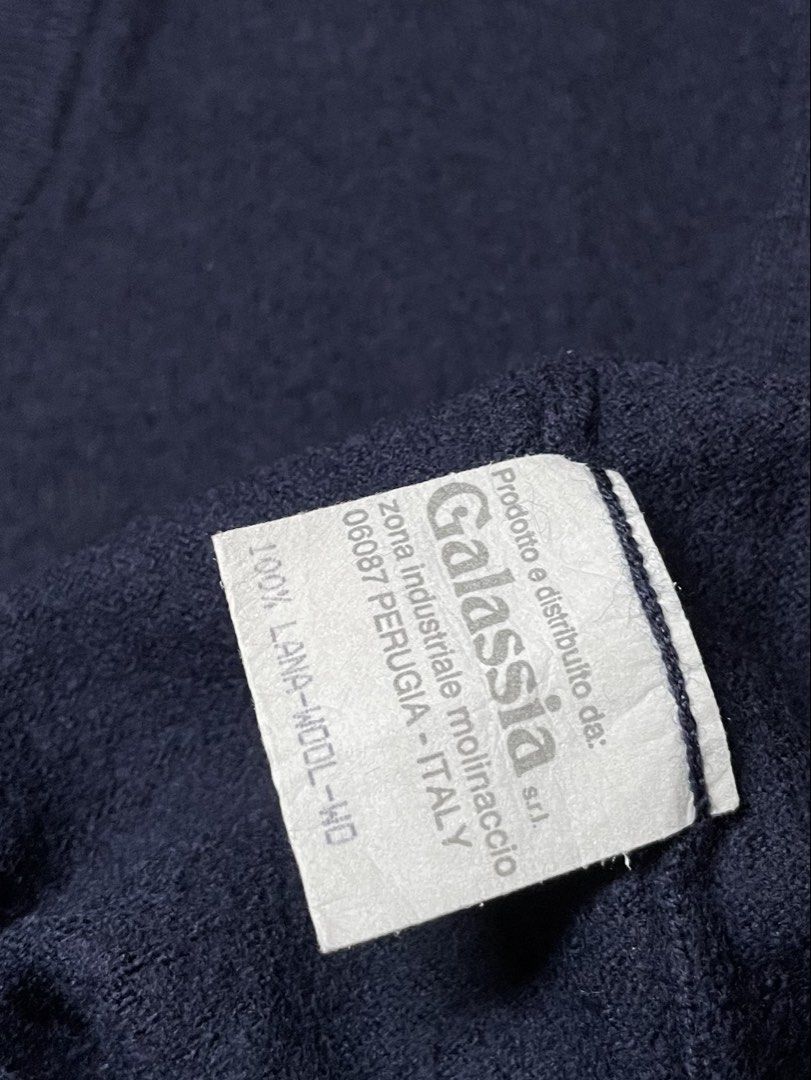 Istante Jacob Versace T. Co. Navy Blue Vest (Category: Vests) located in Taguig. Submitted by highlows (Listing ID 1436416789, Image 3). Description: - Istante Jacob T. Co. navy blue vest - Dimension: 18x20 - V-neck design - Made in Italy - 100% wool - Ribbed hem - Brand tag on neckline (Galassia production).