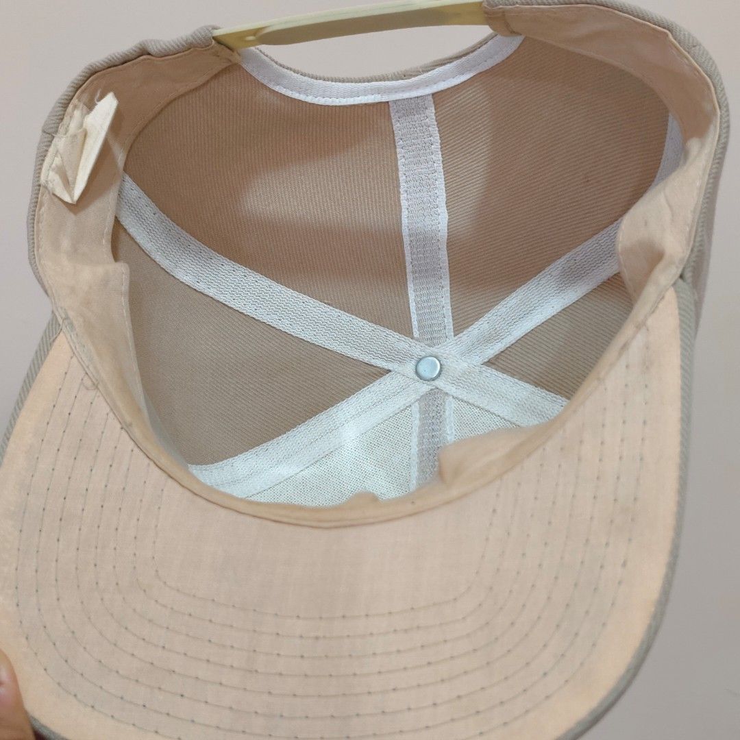LA Dodgers Cap (bootleg) (Category: Caps & Hats) located in Manila. Submitted by pogipabili (Listing ID 1436332014, Image 3). Description: - Features the iconic LA Dodgers logo. - Adjustable strap for a comfortable fit. - Made from a blend of wool and acrylic. - Authentic Korean-made cap..