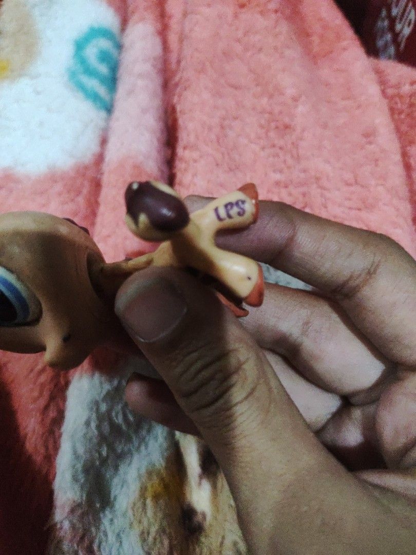 Littlest Pet Shop Giraffe (Category: Figurines & Statues) located in Subic. Submitted by booley (Listing ID 1436376377, Image 3). Description: - Littlest Pet Shop giraffe figure - Features a tan body with brown spots - Adorable blue eyes - Dark brown mane and tail - Authentic LPS logo on the bottom.
