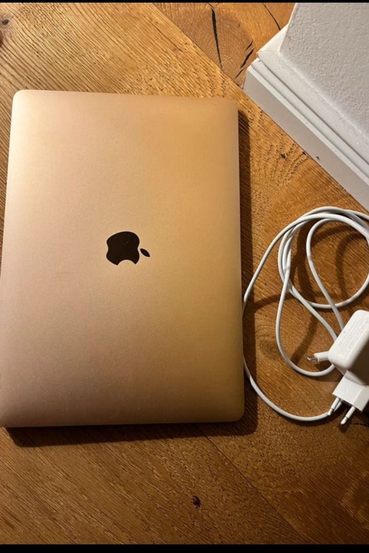 Macbook air (rose gold)447117937912074240